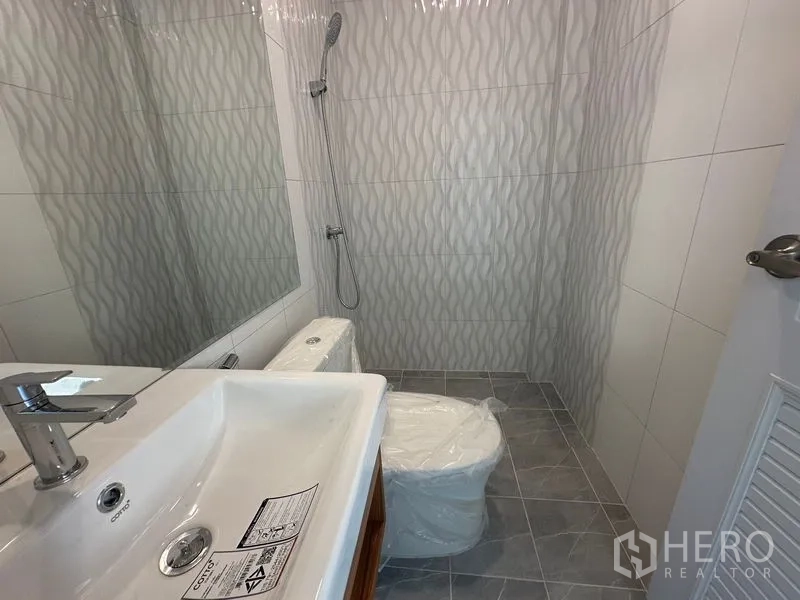 สำนักงานที่บ้าน ให้เช่าในWang Thonglang, Bangkok - ห้องน้ำพร้อมผนังลายคลื่นและฝักบัวอาบน้ำ