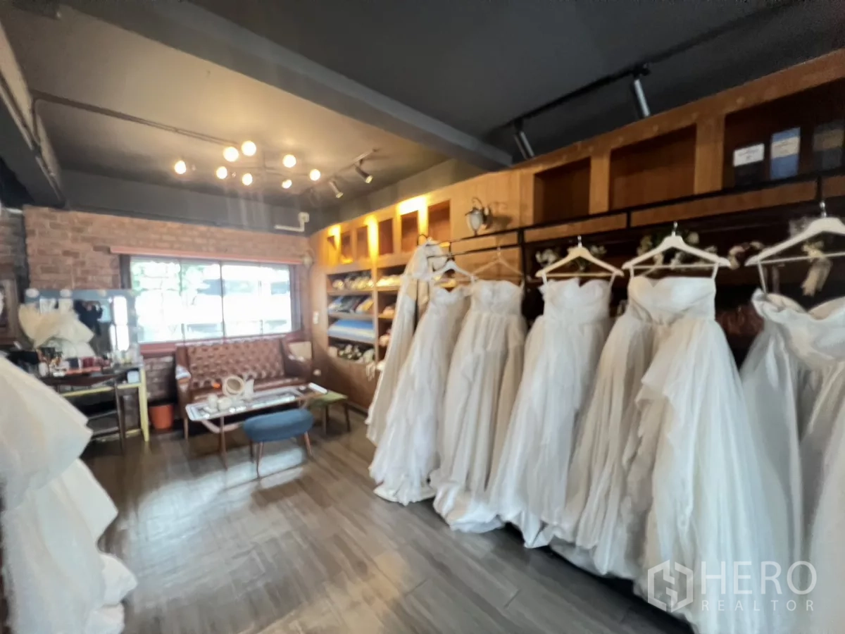 零售空间 出租在Watthana, Bangkok - 休闲式试衣区，沙发与整排婚纱挂架。