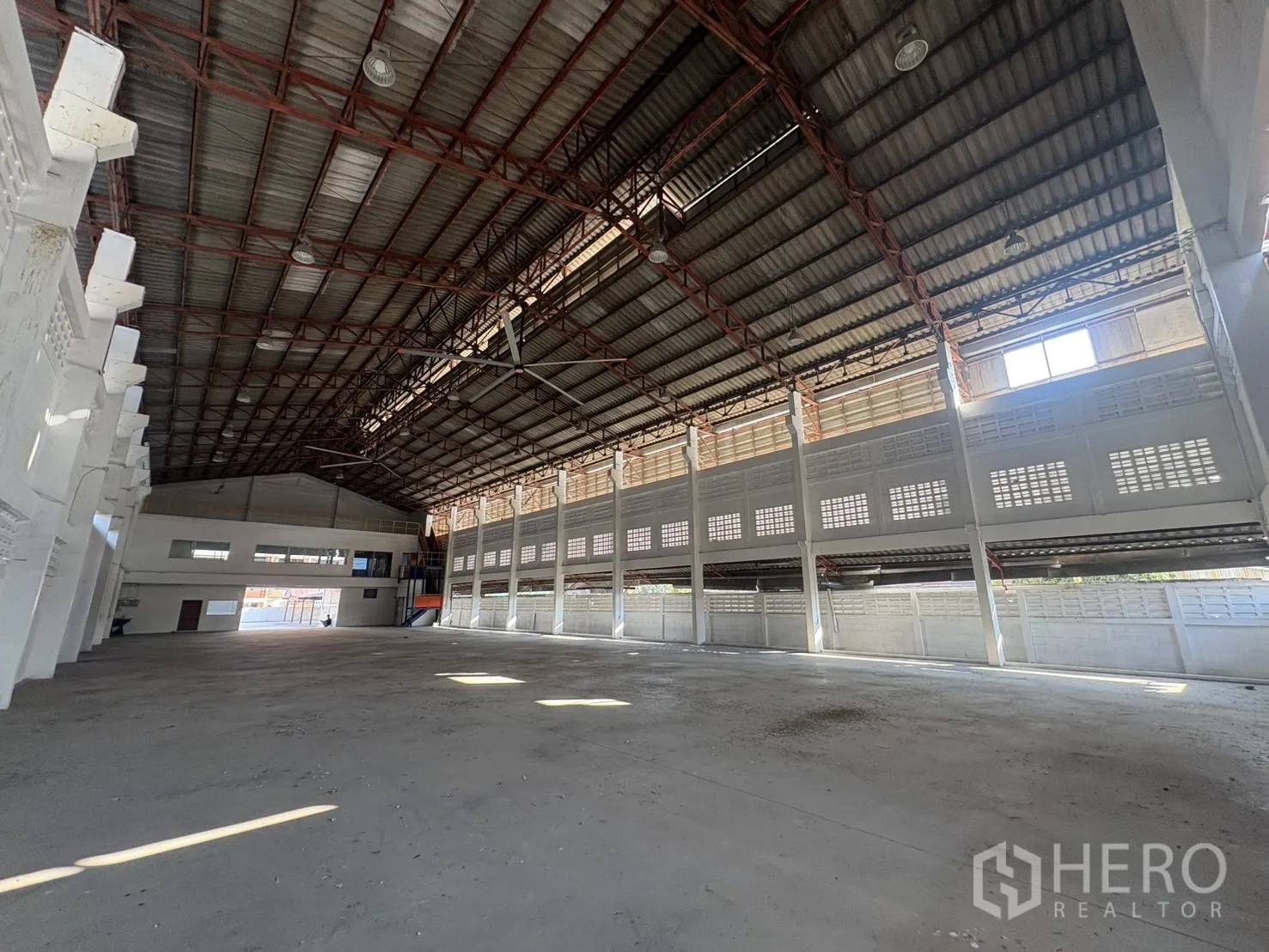 คลังสินค้า ให้เช่าในBang Phli, Samut Prakan - แนวโกดังยาวมีช่องแสงและช่องลม ช่วยรับแสงธรรมชาติ