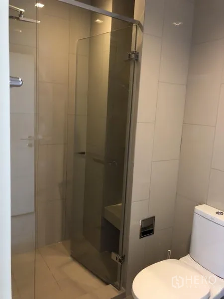 คอนโด ให้เช่าในWatthana, Bangkok - ห้องน้ำสไตล์โมเดิร์นพร้อมตู้กระจกอาบน้ำและสุขภัณฑ์สีขาว