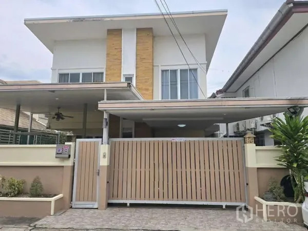 ทาวน์เฮาส์ ให้เช่าในChatuchak, Bangkok - ด้านหน้าทาวน์เฮ้าส์สมัยใหม่พร้อมประตูรั้วเลื่อนและที่จอดรถในร่ม.