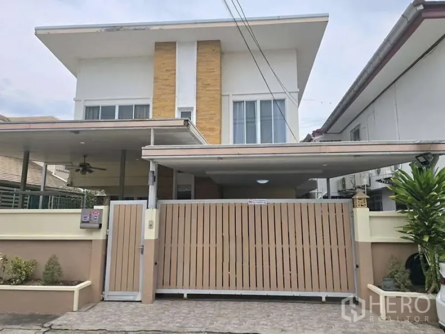 ทาวน์เฮาส์ ให้เช่าในChatuchak, Bangkok - ด้านหน้าทาวน์เฮ้าส์สมัยใหม่พร้อมประตูรั้วเลื่อนและที่จอดรถในร่ม.