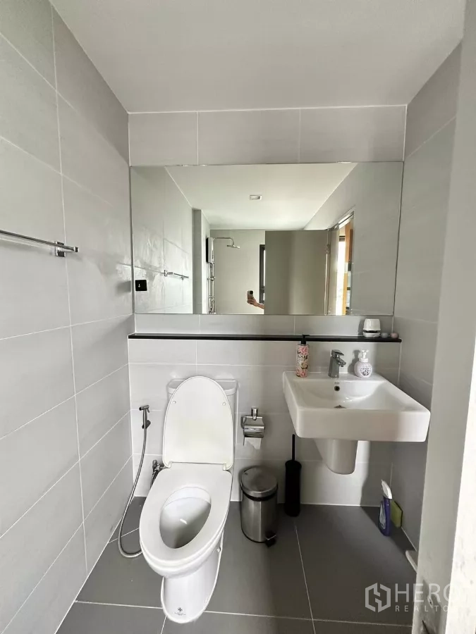 Detached House for rent in Saphan Sung, Bangkok - Clean bathroom with large mirror, toilet and square basin.