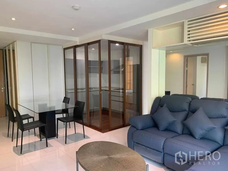 公寓 出租或出售在Khlong Toei, Bangkok - 起居区近景，玻璃餐桌旁为封闭式玻璃厨房。