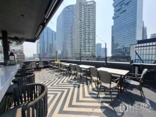 零售空间 出租在Bang Rak, Bangkok - 屋顶露台，黑白几何地板，餐桌座椅与曼谷天际线景观