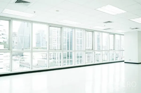 สำนักงาน ให้เช่าในWatthana, Bangkok - สำนักงานมุมห้องสว่างพร้อมกระจกเต็มบาน มองเห็นวิวเมือง