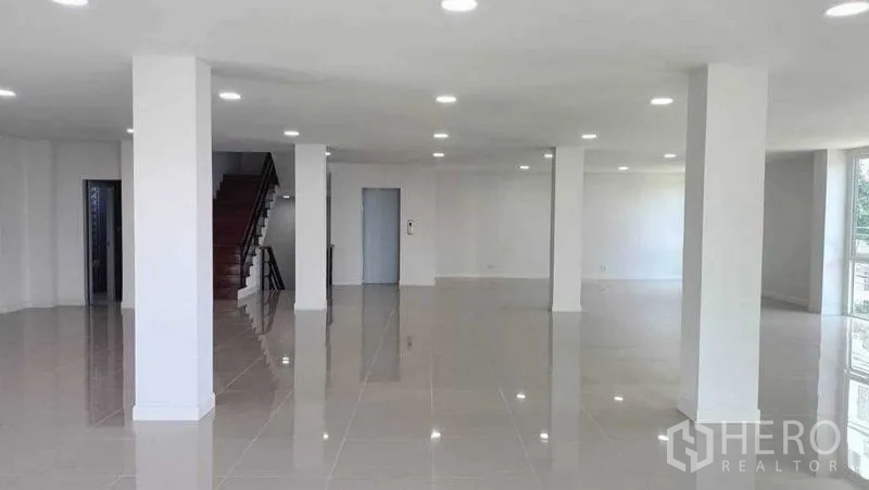 สำนักงานที่บ้าน ขายในHuai Khwang, Bangkok - โถงกว้างพื้นเงา มีเสาและบันได เหมาะจัดวางโต๊ะทำงาน