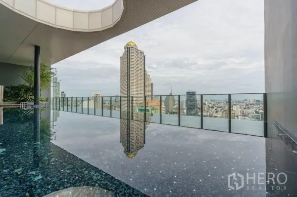 คอนโด ให้เช่าหรือขายในBang Rak, Bangkok - สระว่ายน้ำอินฟินิตี้บนดาดฟ้า ราวกันตกกระจก มองเห็นวิวสกายไลน์กรุงเทพฯ