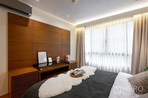 公寓 出售 - 次卧，木质墙面、书桌和宽窗。