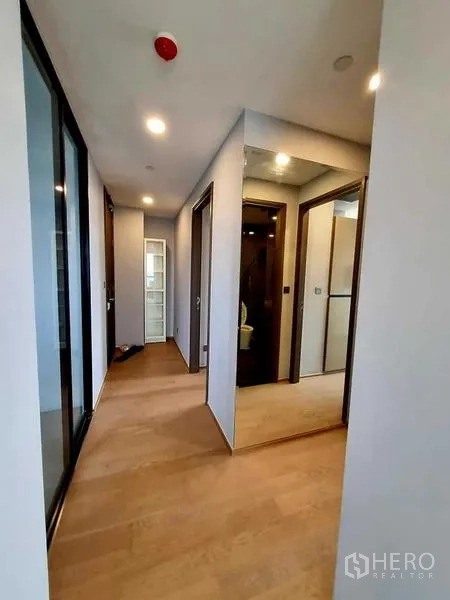 公寓 出租在Bang Rak, Bangkok - 明亮走廊，大型穿衣镜与通往各房间的门。