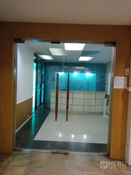 办公空间 出租在Huai Khwang, Bangkok - 办公室接待区，双扇玻璃门与前台柜台。