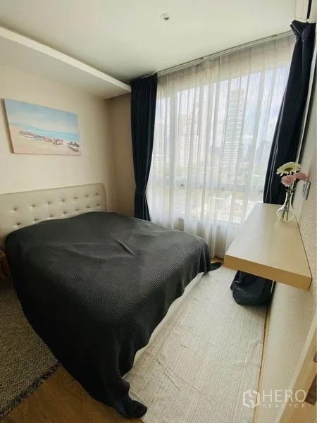 คอนโด ให้เช่าในWatthana, Bangkok - ห้องนอนหัวเตียงบุกำมะหยี่ หน้าต่างผ้าม่านโปร่ง และชั้นวางทำงานขนาดเล็ก