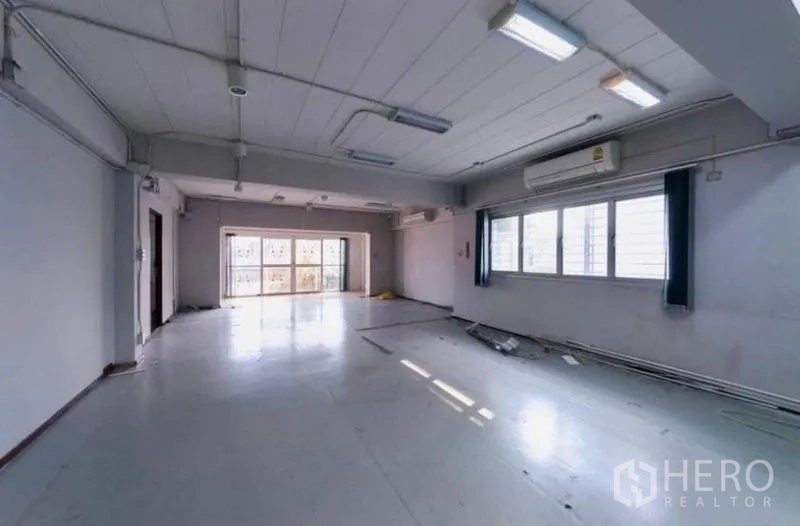 สำนักงานที่บ้าน ให้เช่าหรือขาย - ชั้นสำนักงานแบบเปิดพร้อมหน้าต่างบานยาวและประตูกระจกบานเลื่อนรับแสงธรรมชาติ