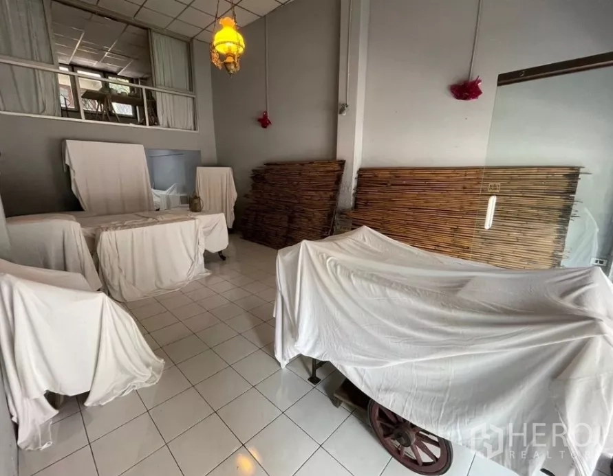 อาคารพาณิชย์ ให้เช่าในWatthana, Bangkok - พื้นที่ร้านมีเกวียนโชว์คลุมผ้า โคมแขวน และฉากกั้นไม้ไผ่