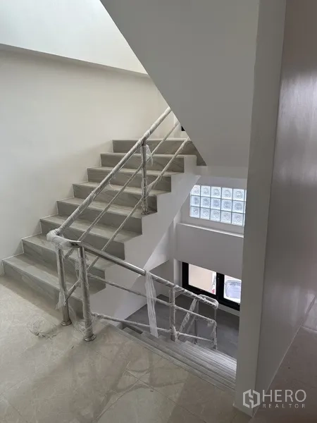 สำนักงาน ให้เช่าหรือขายในHuai Khwang, Bangkok - โถงบันไดรับแสงธรรมชาติผ่านบล็อกแก้วและช่องสกายไลท์