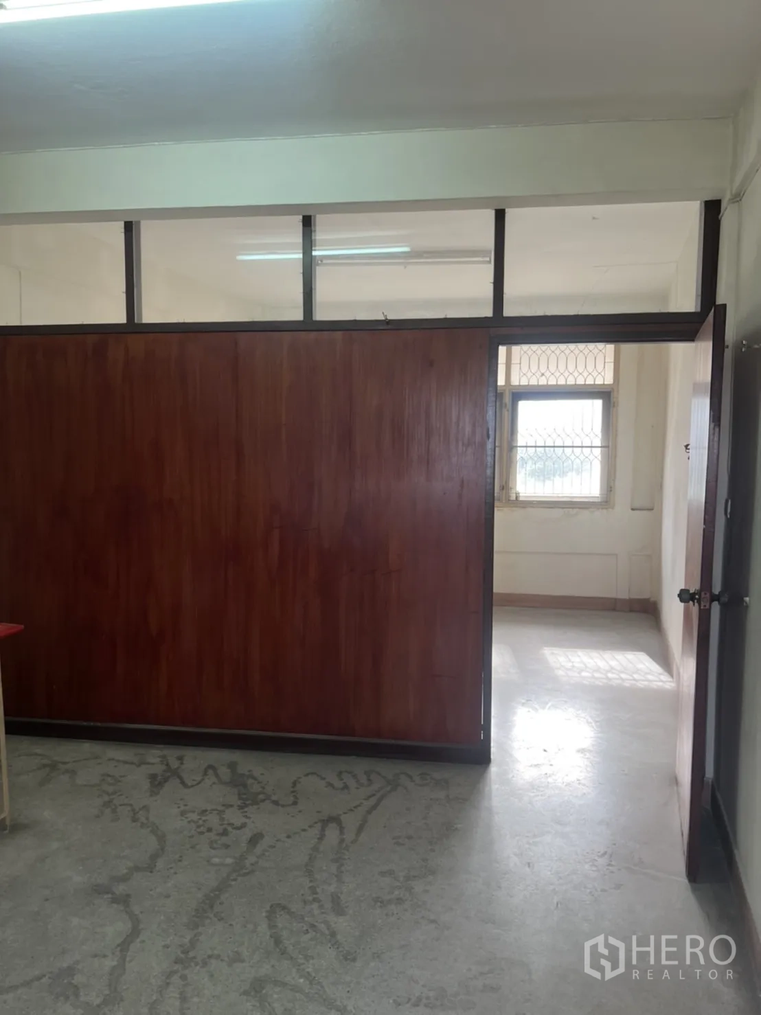 店屋 出租在Watthana, Bangkok - 带木质隔断与高窗的分隔房间。