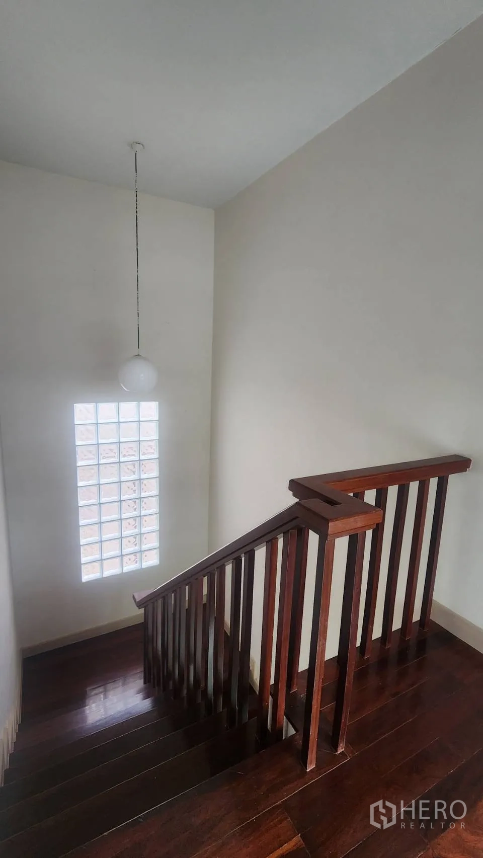 บ้านเดี่ยว for rent in Watthana, Bangkok - บันไดไม้พร้อมช่องแสงบล็อกแก้วและโคมแขวน