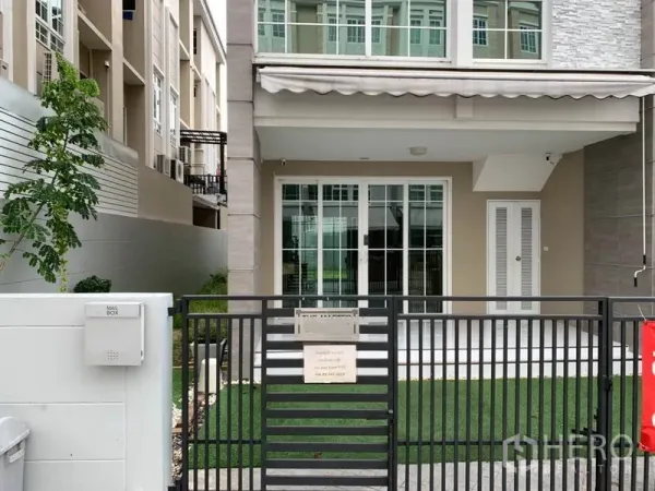 带办公室的家 出租或出售在Bang Na, Bangkok - 黑色栅栏与小前院通向住办一体的入口。