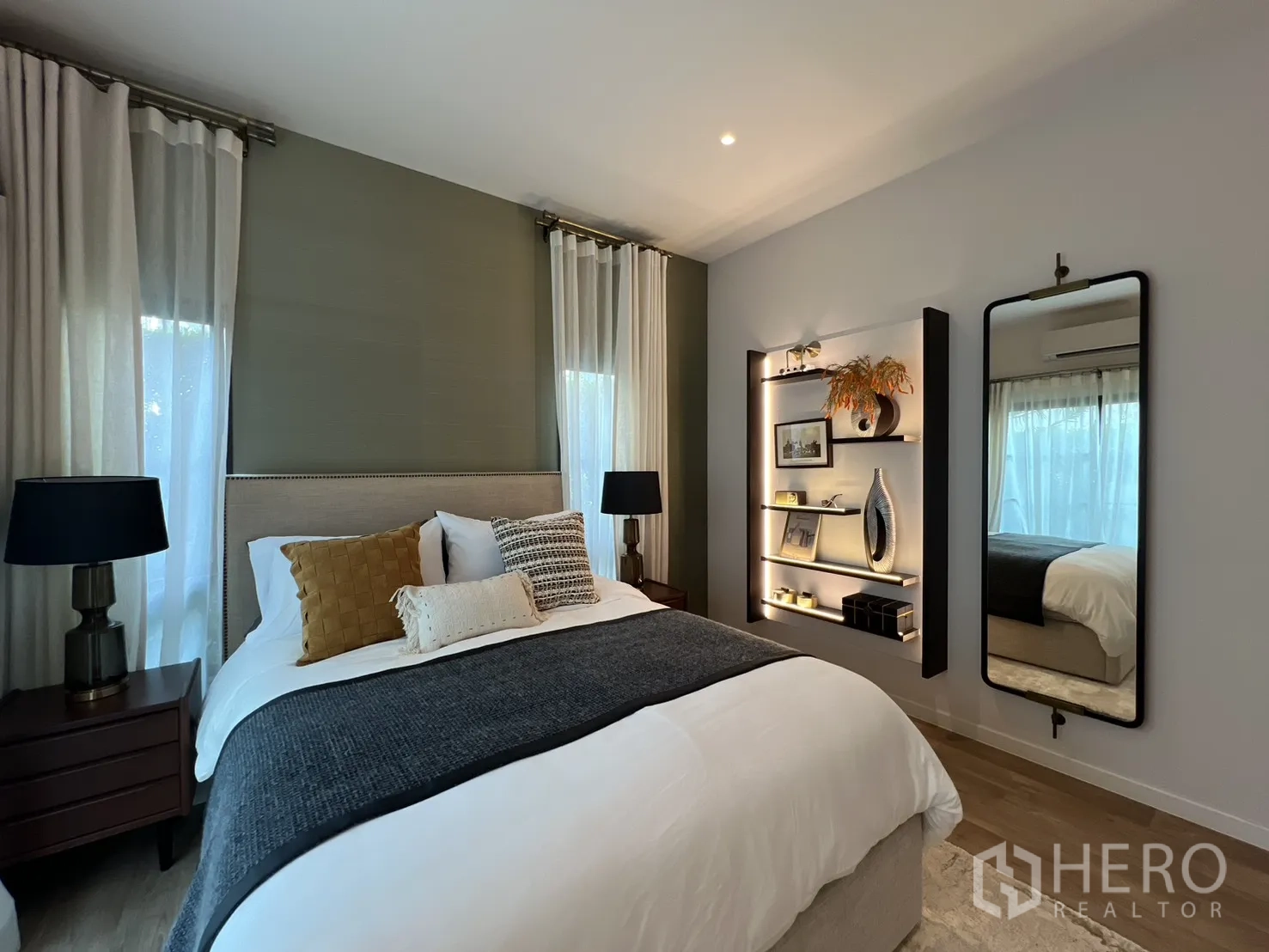 บ้านเดี่ยว for rent in Bang Phli, Samut Prakan - ห้องนอนอบอุ่น เตียงบุนวม โต๊ะหัวเตียง ผ้าม่านโปร่ง และชั้นโชว์ไฟในตัว