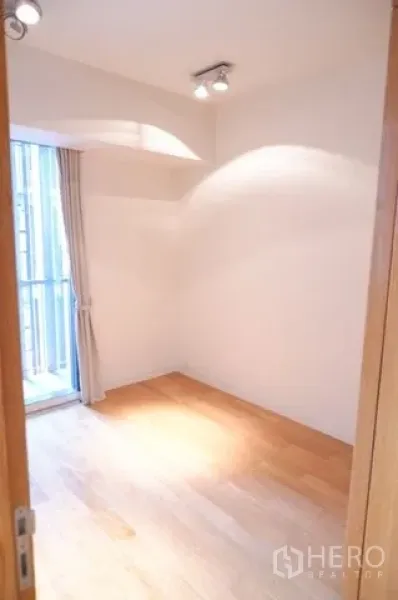 公寓 出售在Sathon, Bangkok - 小巧的次卧或书房，带窗户与射灯，木地板。