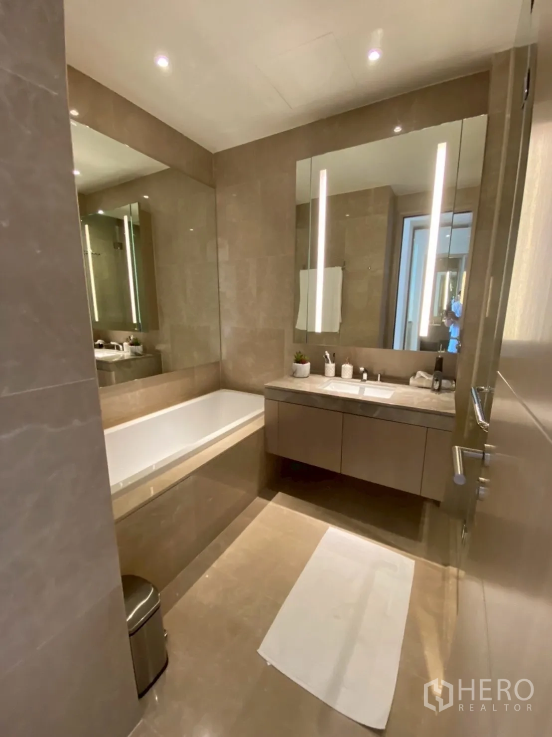 คอนโด ให้เช่าในKhlong San, Bangkok - ห้องน้ำกรุหินมีอ่างอาบน้ำ กระจกบานใหญ่ และเคาน์เตอร์อ่างล้างหน้า