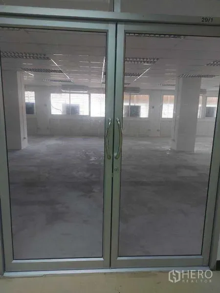 办公空间 出租在Pathum Wan, Bangkok - 玻璃入口正对采光充足的宽阔办公区域。