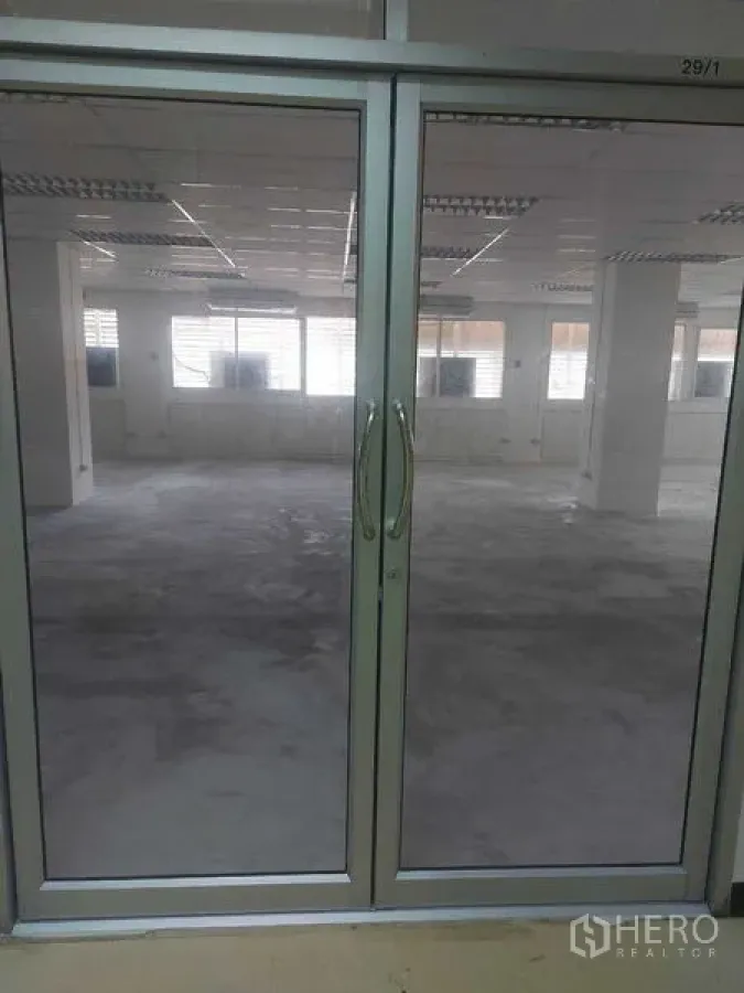 สำนักงาน ให้เช่าในPathum Wan, Bangkok - ทางเข้าประตูกระจกมองเห็นพื้นที่ทำงานกว้างรับแสงธรรมชาติ