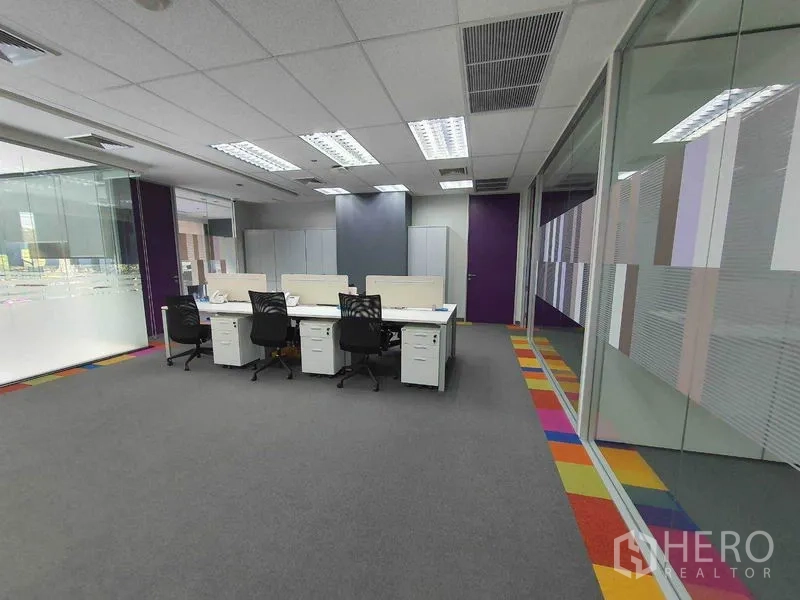 สำนักงาน ให้เช่าในRatchathewi, Bangkok - โซนทีมเวิร์ก โต๊ะแบบคลัสเตอร์ ไฟเพดานสว่าง และผนังกระจก