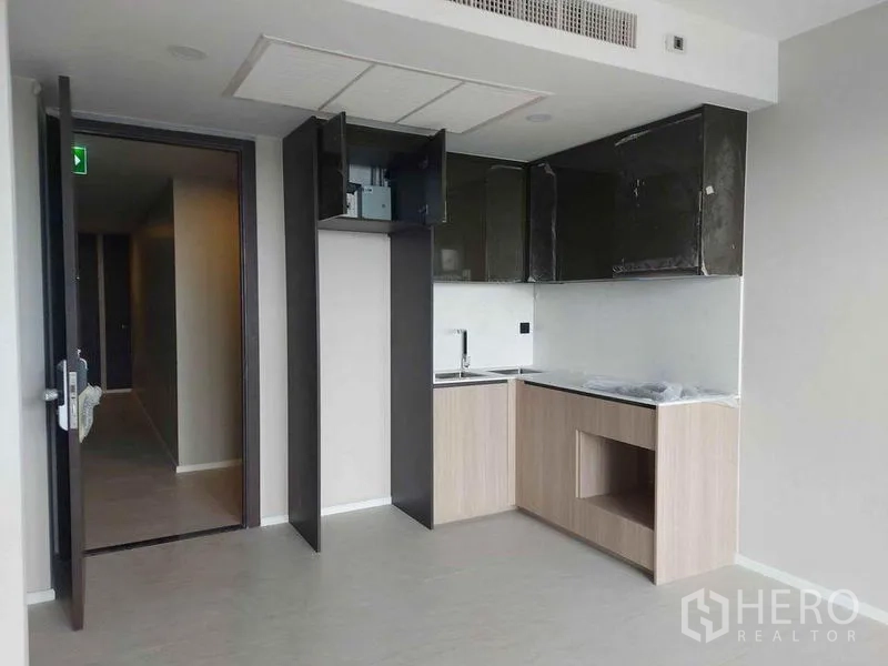 คอนโด ขายในPathum Wan, Bangkok - แพนทรีครัวรูปตัวแอล พร้อมตู้แขวนบิวต์อินและพื้นที่วางเครื่องใช้ไฟฟ้า