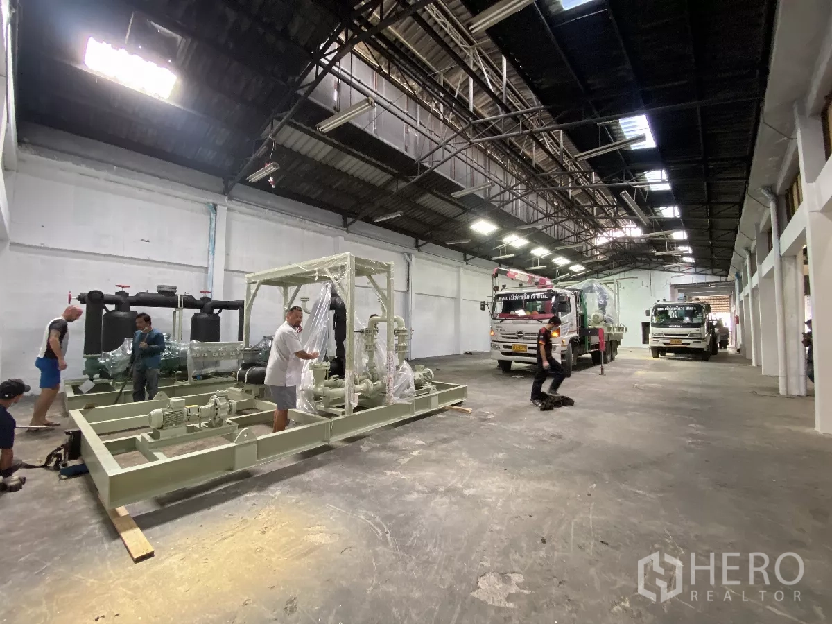 โรงงาน ให้เช่าในBang Phli, Samut Prakan - ฮอลล์การผลิตยาว สว่าง หลังคาทรัสสูง มีรถบรรทุกภายใน