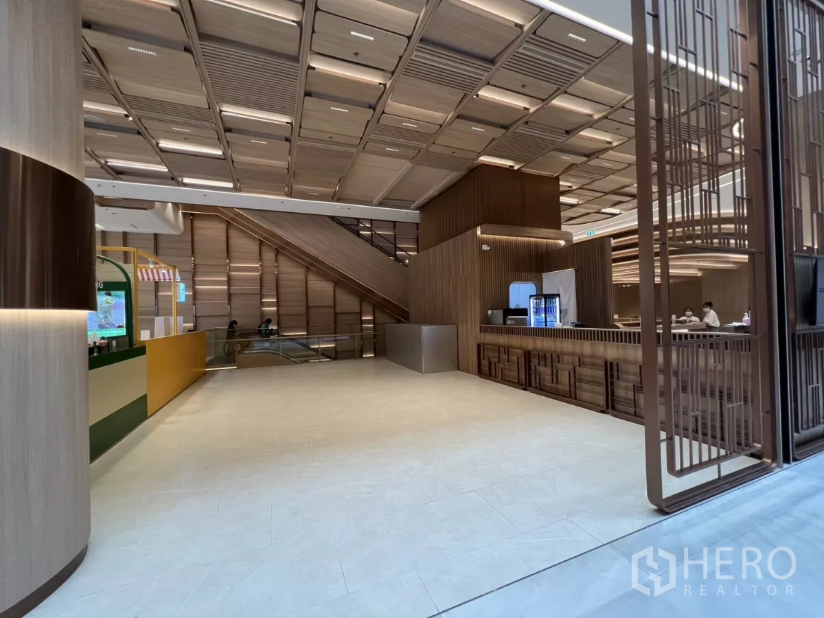 พื้นที่ขายปลีก ให้เช่า - โถงค้าปลีกโล่งกว้าง พื้นกระเบื้อง หน้ากว้าง ติดบาร์เครื่องดื่ม