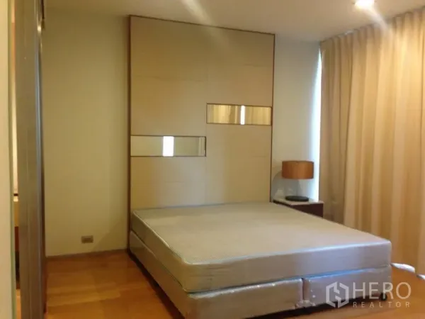 คอนโด ให้เช่าหรือขายในKhlong Toei, Bangkok - ห้องนอนสว่างพร้อมผนังหัวเตียงบุผ้า หน้าต่างบานใหญ่ และที่นอนในคอนโดคลองเตย