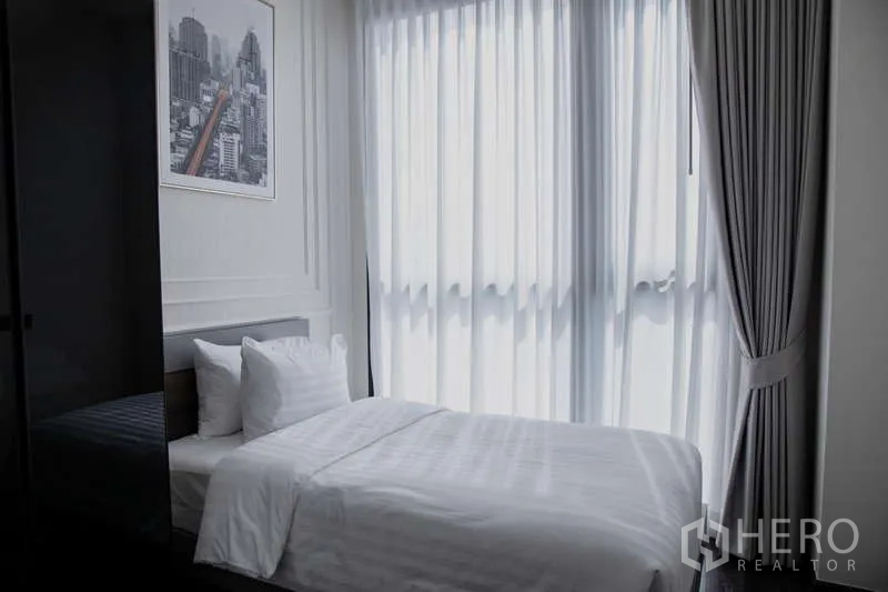 คอนโด ให้เช่าในWatthana, Bangkok - ห้องนอนเล็กเตียงเดี่ยว ผ้าม่านโปร่งรับแสงธรรมชาติ