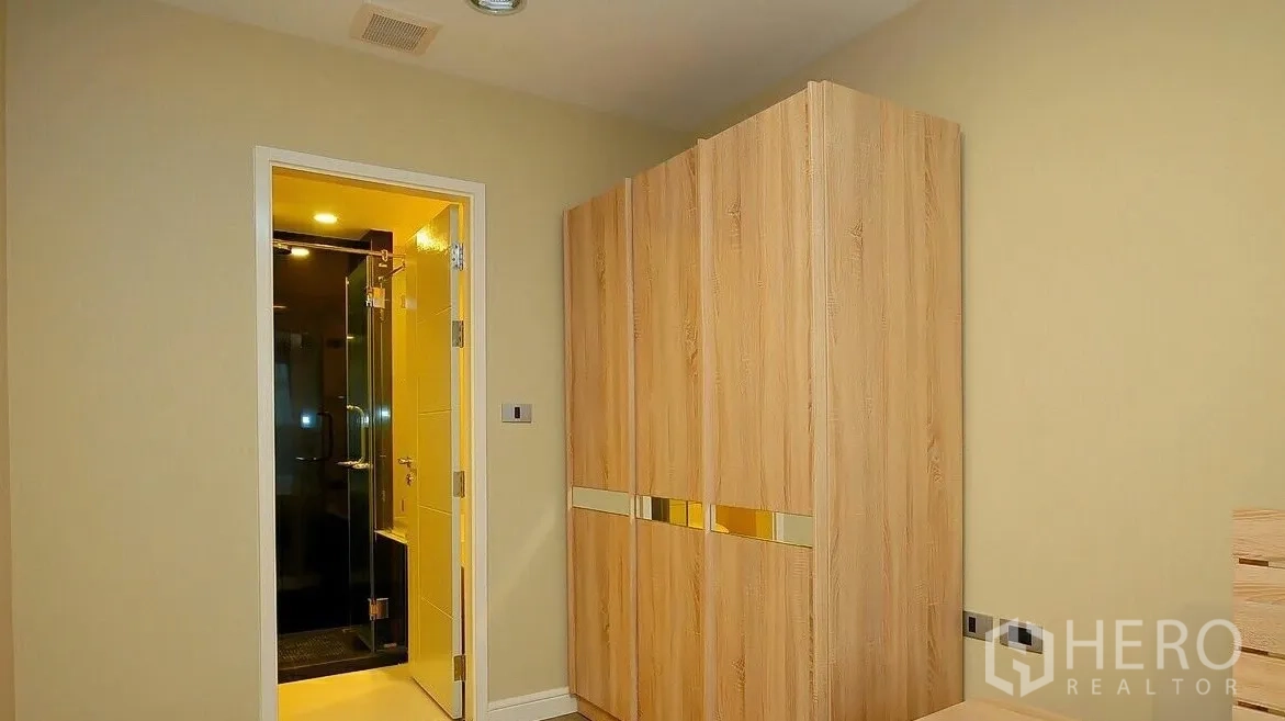 คอนโด ขายในKhlong Toei, Bangkok - ตู้เสื้อผ้าในห้องนอนและทางเข้าห้องน้ำที่มีกระจกกั้นอาบน้ำ