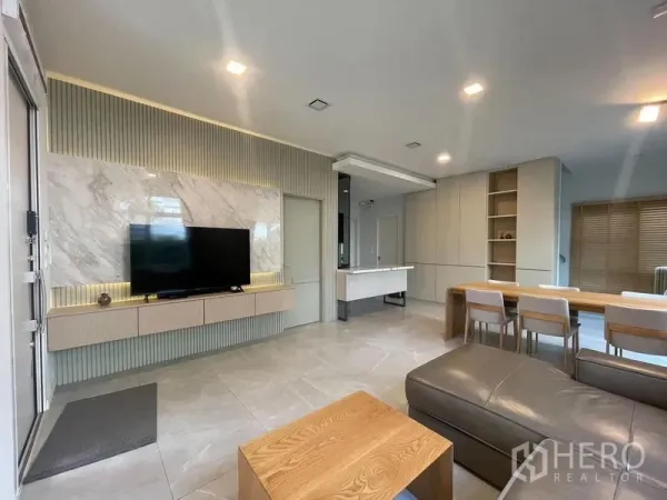 บ้าน ให้เช่าในPrawet, Bangkok - ห้องนั่งเล่นร่วมสมัย ผนังทีวีลายหินอ่อน ตู้บิลท์อิน และไฟฝังเพดาน