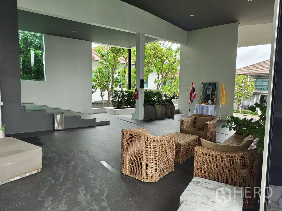 Detached House for sale in Bang Kapi, Bangkok - Open-air clubhouse lounge with rattan seating and modern finishes.