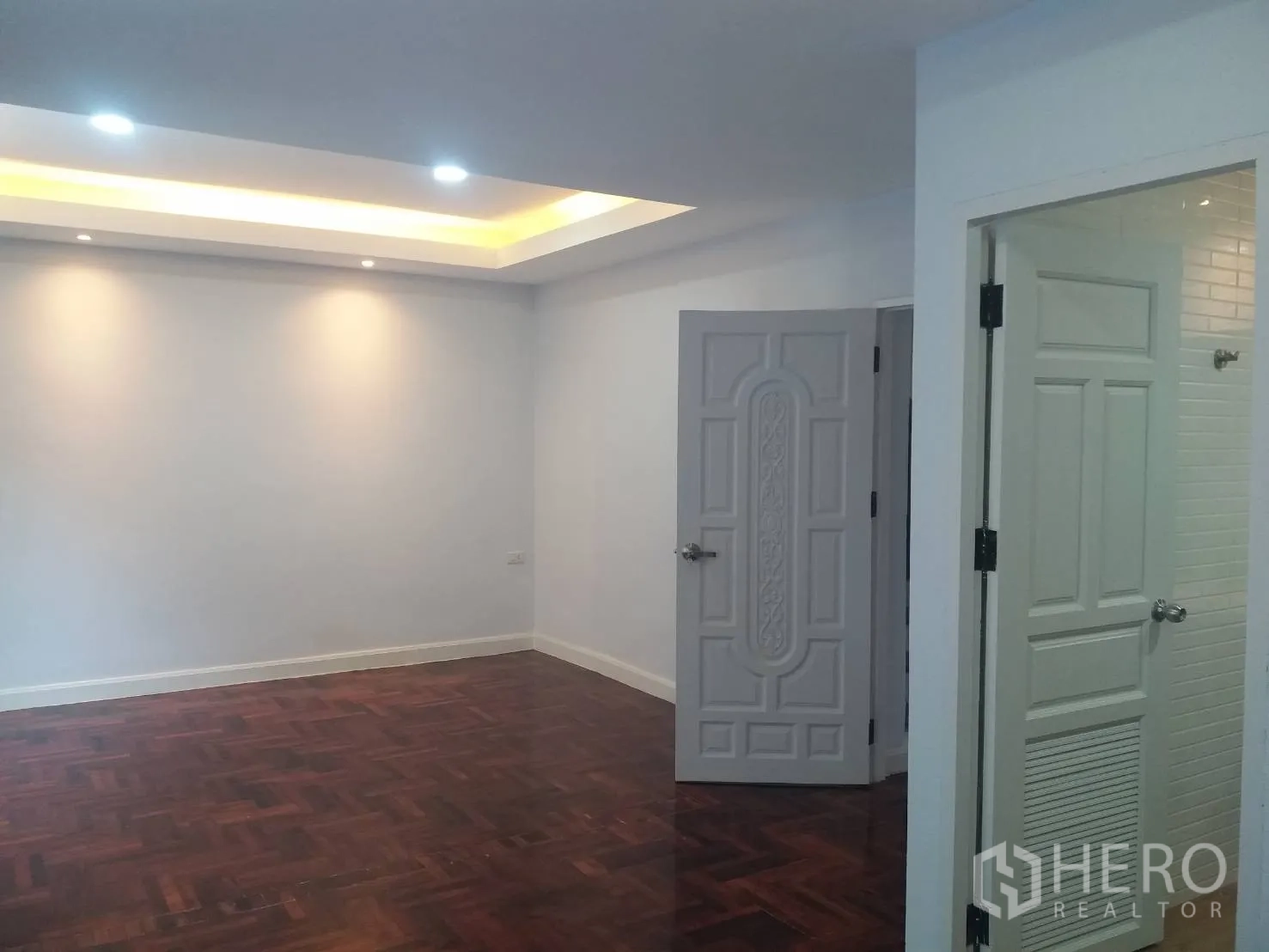 ทาวน์เฮาส์ ให้เช่าในKhlong Toei, Bangkok - ห้องนอนกว้าง พื้นปาร์เกต์ ไฟฝ้าหลุม และประตูเข้าใช้ห้องน้ำ.