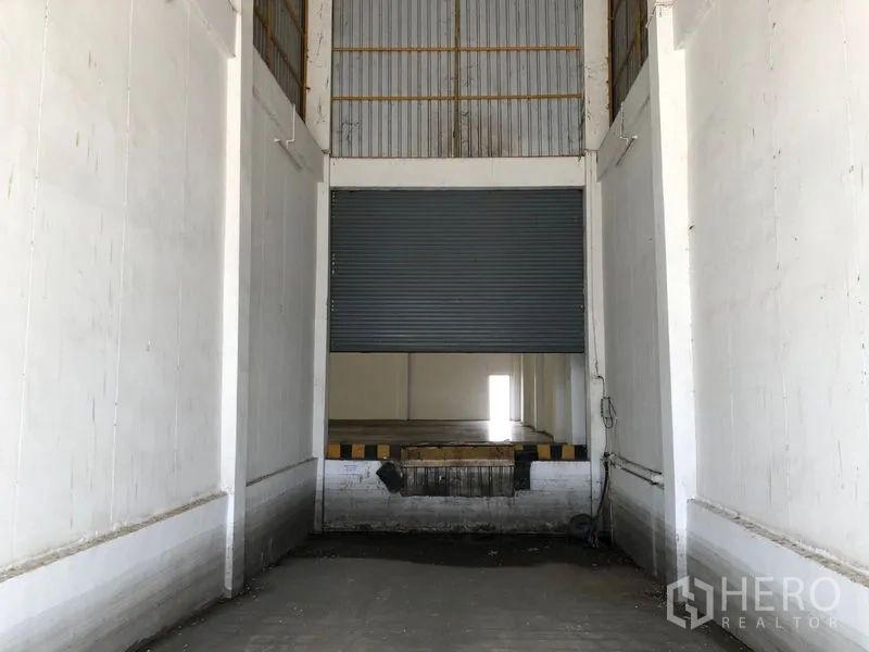คลังสินค้า ให้เช่าในPhra Nakhon Si Ayutthaya - ช่องจอดรถบรรทุกพร้อมกันชนท่าขนถ่ายและประตูม้วน
