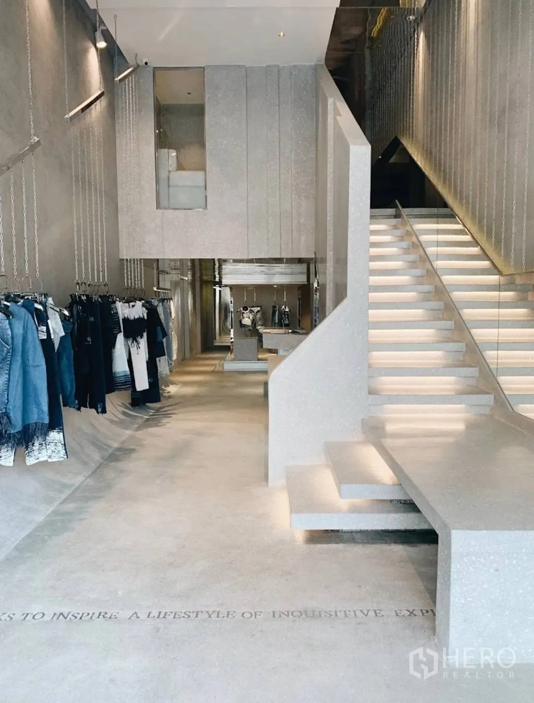 อาคารพาณิชย์ ให้เช่าในKhlong Toei, Bangkok - โถงร้านเพดานสูง พื้นปูนขัดมัน พร้อมบันไดไลท์ติ้ง