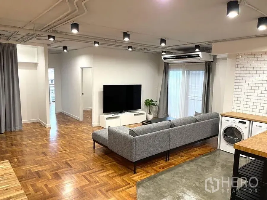 คอนโด ให้เช่าในWatthana, Bangkok - ห้องนั่งเล่นสว่าง พื้นปาร์เกต์ แอร์ และทีวีจอใหญ่.