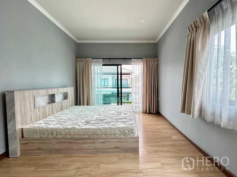 Detached House for rent in Khlong Sam Wa, Bangkok - Upper bedroom with balcony sliding doors and corner windows