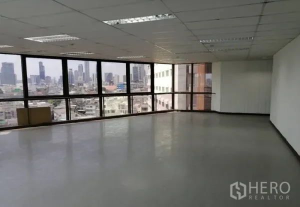 办公空间 出租在Pathum Wan, Bangkok - 95平开放式办公室，荧光照明与宽幅窗户俯瞰曼谷。