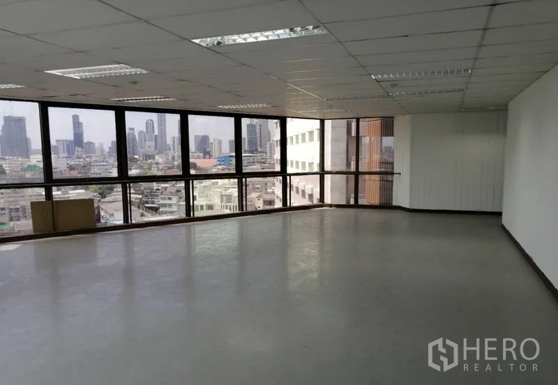 办公空间 出租在Pathum Wan, Bangkok - 95平开放式办公室，荧光照明与宽幅窗户俯瞰曼谷。