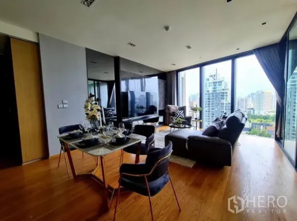 公寓 出租在Khlong Toei, Bangkok - 开放式客餐厅，实木地板与全景城市视野。