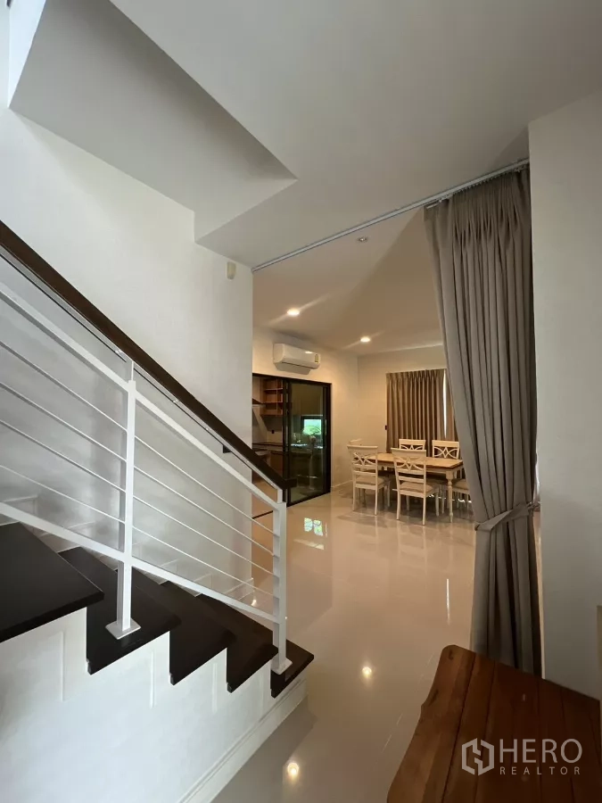 บ้าน ให้เช่าในBang Kapi, Bangkok - บันไดราวเหล็กสีขาว มองไปยังส่วนรับประทานอาหารและครัว