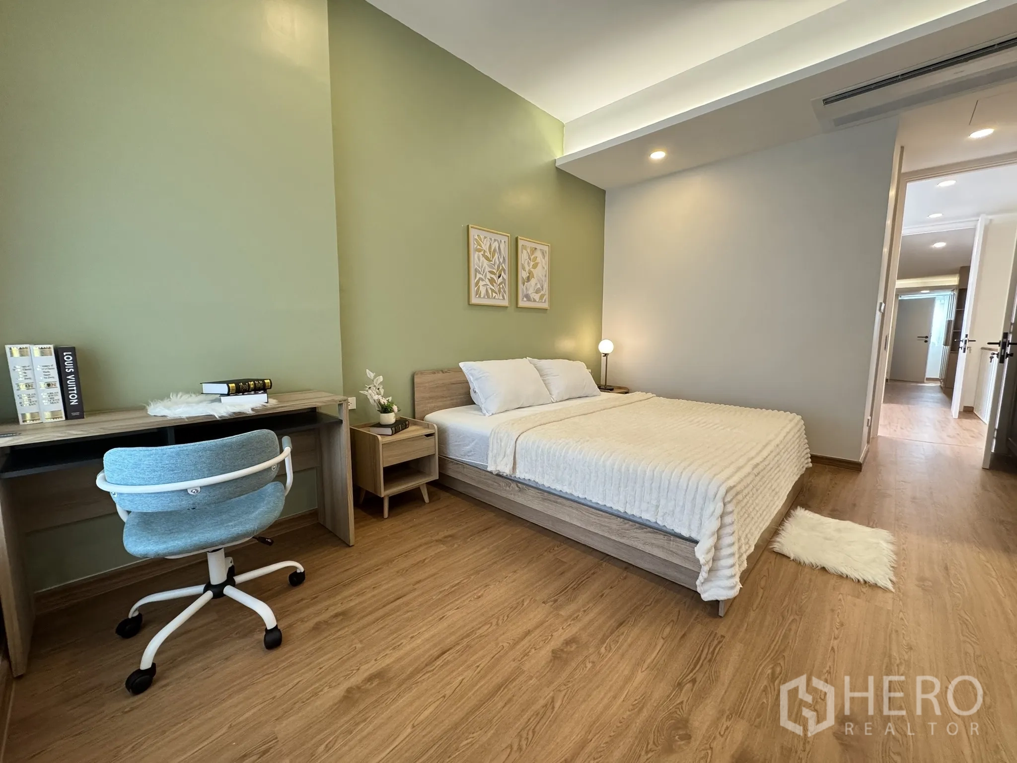 联排别墅 出售 - 主卧配书桌、床头柜与嵌入式灯带。