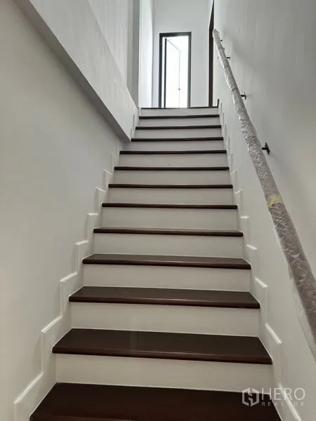 สำนักงานที่บ้าน ให้เช่าหรือขายในBang Na, Bangkok - บันไดทางตรงขั้นไม้ ขึ้นสู่ชั้นบนและประตูทางเข้า