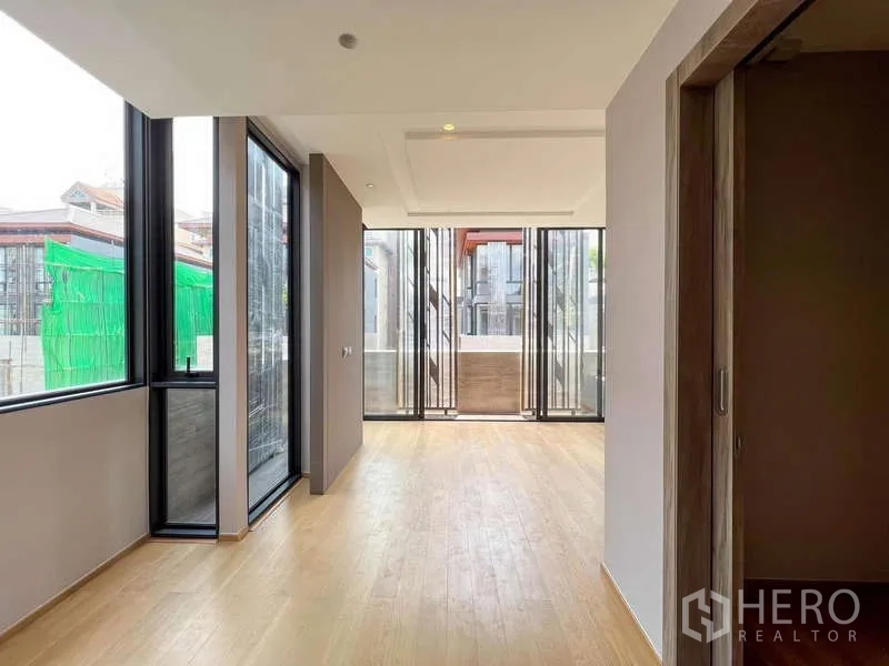 บ้าน ขายในYan Nawa, Bangkok - ห้องมุมกระจกสูง มีทางออกสู่ระเบียง