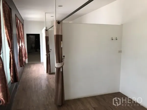 零售空间 出租在Khlong Toei, Bangkok - 带窗帘隔断的试衣/理疗间，木地板与侧窗