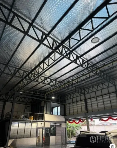 คลังสินค้า ขายในThanyaburi, Pathum Thani - โครงหลังคาเหล็กบุฉนวน ช่วยระบายอากาศและรับแสงภายในโกดัง